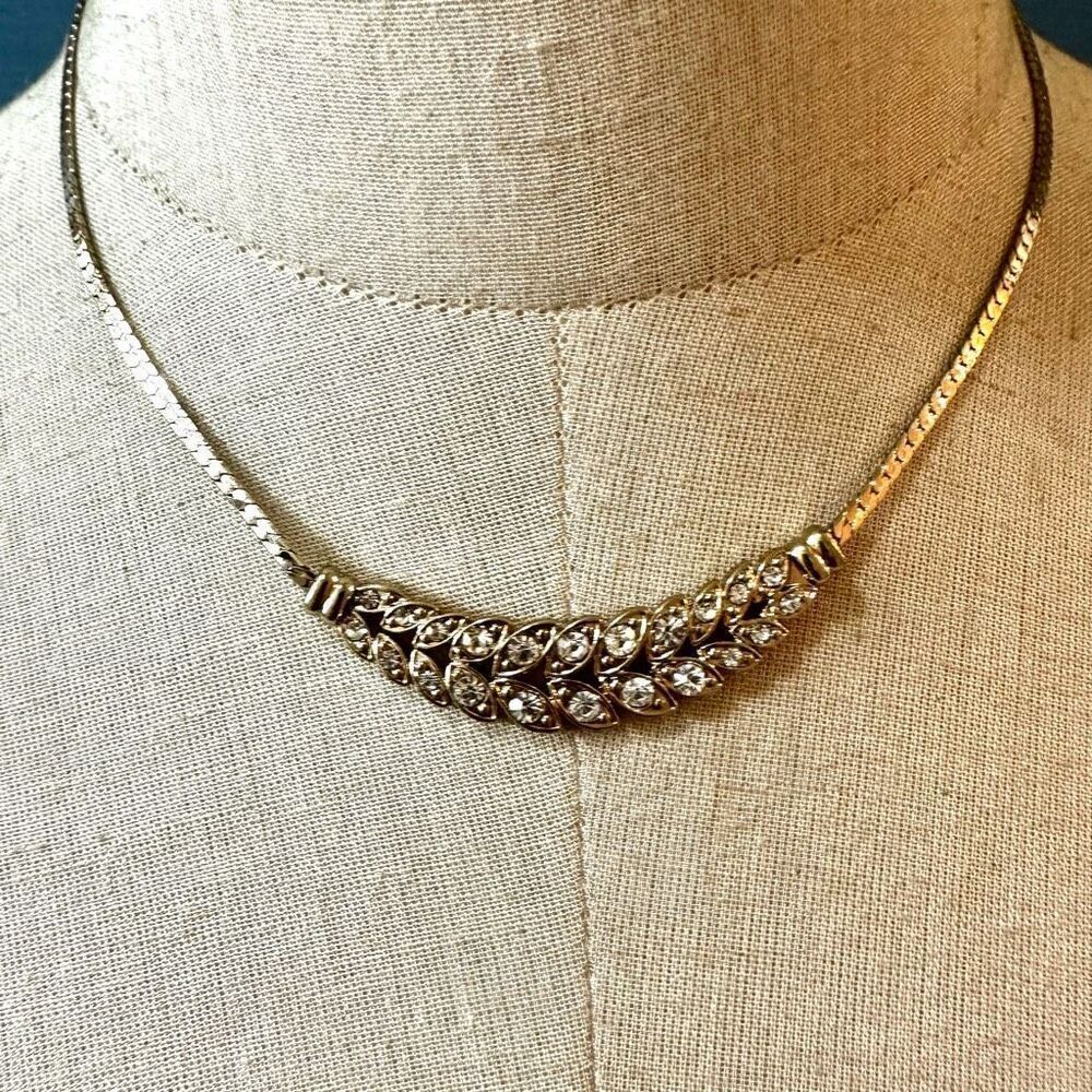 Gold tone rhinestone vintage  leaf  pendant necklace